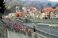96. Mailand - Sanremo
Fahrerfeld bei Campo Ligure