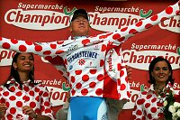 7. Etappe Luneville - Karlsruhe 228,5 km
Fabian Wegmann (Team Gerolsteiner) wird das Punktetrikot der Bergwertung �berstreift
[� by J�rgen Burkhardt, B�renhofstra�e 25, 70771 Leinfelden-Echterdingen. Telefon 0711/791424, Fax 0711/791437.Postbank Stuttgart(BLZ 600 100 70) Konto 234130-708) www.radsportfoto.de. Bitte zwei Belegexemplare zusenden. Nutzung ist honorarpflichtig gemaess MFM zzgl. 16% MWSt. Drittrechte sind nicht geklaert. NO MODEL RELEASE. Jede Weitergabe dieses Materials an Dritte ohne ausdrueckliche Genehmigung ist untersagt.]


