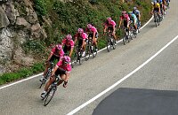8. Etappe Pforzheim - Gerardmer
T-Mobile Team auf einer Abfahrt im Schwarzwald vor Lance Armstrong im gelben Trikot
[� by J�rgen Burkhardt, B�renhofstra�e 25, 70771 Leinfelden-Echterdingen. Telefon 0711/791424, Fax 0711/791437.Postbank Stuttgart(BLZ 600 100 70) Konto 234130-708) www.radsportfoto.de. Bitte zwei Belegexemplare zusenden. Nutzung ist honorarpflichtig gemaess MFM zzgl. 16% MWSt. Drittrechte sind nicht geklaert. NO MODEL RELEASE. Jede Weitergabe dieses Materials an Dritte ohne ausdrueckliche Genehmigung ist untersagt.]

