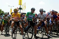 2. Etappe Challans - Les Essarts
Vor dem Start v.l.n.r. David Zabriskie (gelbes F�hrungstrikot), Lance Armstrong (gr�nes Sprinttrikot), Fabian Cancellara (wei�es Trikot f�r besten Profi U25)

[� by J�rgen Burkhardt, B�renhofstra�e 25, 70771 Leinfelden-Echterdingen. Telefon 0711/791424, Fax 0711/791437.Postbank Stuttgart(BLZ 600 100 70) Konto 234130-708) www.radsportfoto.de. Bitte zwei Belegexemplare zusenden. Nutzung ist honorarpflichtig gemaess MFM zzgl. 16% MWSt. Drittrechte sind nicht geklaert. NO MODEL RELEASE. Jede Weitergabe dieses Materials an Dritte ohne ausdrueckliche Genehmigung ist untersagt.]

