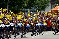 8. Etappe Pforzheim - Gerardmer
Discovery Channel Team mit Lance Armstrong in Kippenheim
[� by J�rgen Burkhardt, B�renhofstra�e 25, 70771 Leinfelden-Echterdingen. Telefon 0711/791424, Fax 0711/791437.Postbank Stuttgart(BLZ 600 100 70) Konto 234130-708) www.radsportfoto.de. Bitte zwei Belegexemplare zusenden. Nutzung ist honorarpflichtig gemaess MFM zzgl. 16% MWSt. Drittrechte sind nicht geklaert. NO MODEL RELEASE. Jede Weitergabe dieses Materials an Dritte ohne ausdrueckliche Genehmigung ist untersagt.]

