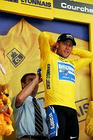 Etappe Grenoble - Courchevel
Lance Armstrong, Discovery Channel Team, bekommt vom f�nfmaligen Toursieger Bernard Hinault das gelbe Trikot angezogen
[� by J�rgen Burkhardt, B�renhofstra�e 25, 70771 Leinfelden-Echterdingen. Telefon 0711/791424, Fax 0711/791437.Postbank Stuttgart(BLZ 600 100 70) Konto 234130-708) www.radsportfoto.de. Bitte zwei Belegexemplare zusenden. Nutzung ist honorarpflichtig gemaess MFM zzgl. 16% MWSt. Drittrechte sind nicht geklaert. NO MODEL RELEASE. Jede Weitergabe dieses Materials an Dritte ohne ausdrueckliche Genehmigung ist untersagt.]

